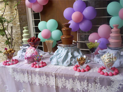 Uma mesa lindamente decorada com cascatas de chocolate da Mr Fondue